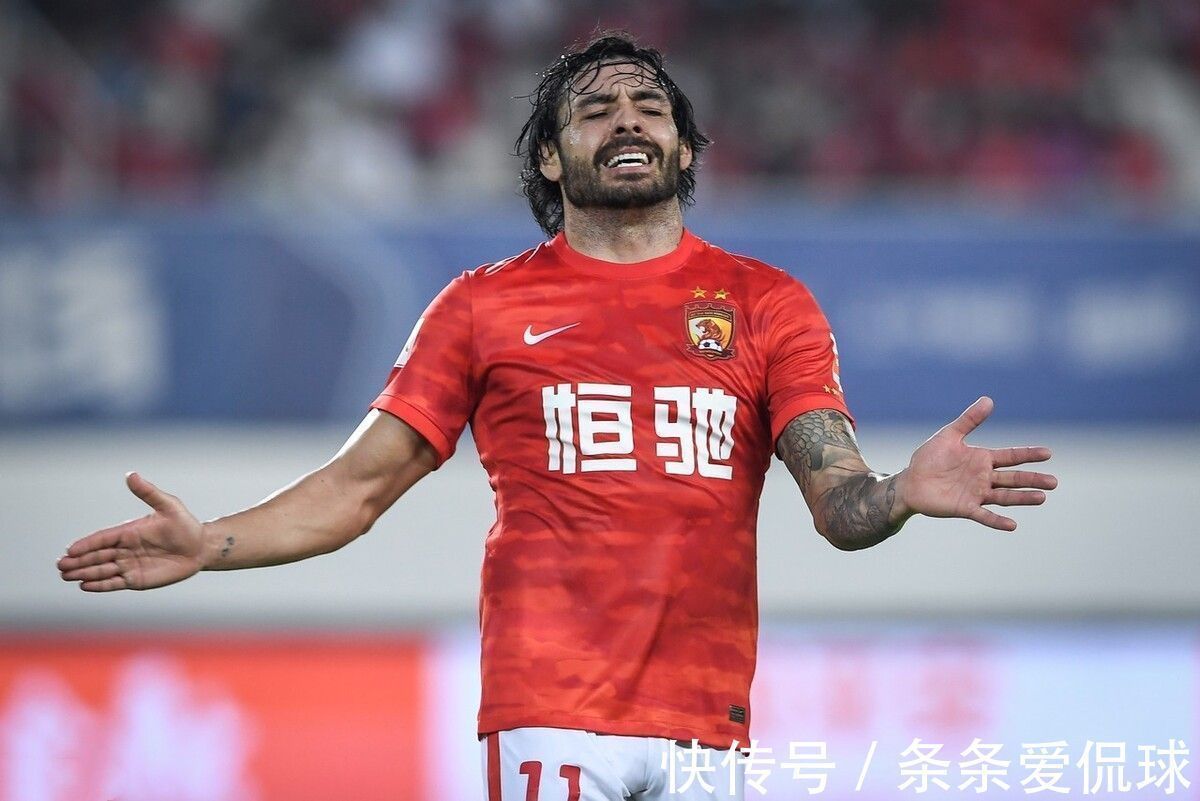 国足|揭秘:国足4大归化球员的年薪是多少?他们的表现对得起工资吗?