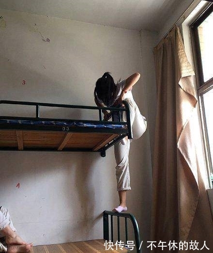 |搞笑图片幽默段子笑话:兄弟你头上戴个钢盆是来挡雨么?哈哈