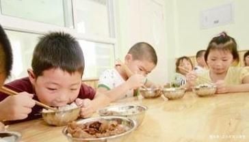 时分|儿子夸幼儿园饭菜香，每次吃两碗，妈妈看完老师，决定转学