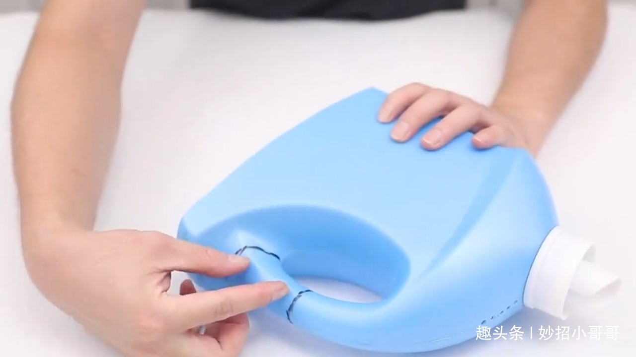 洗衣液瓶别扔了,底部切一刀放卫生间里,全家人都抢着用,太棒了