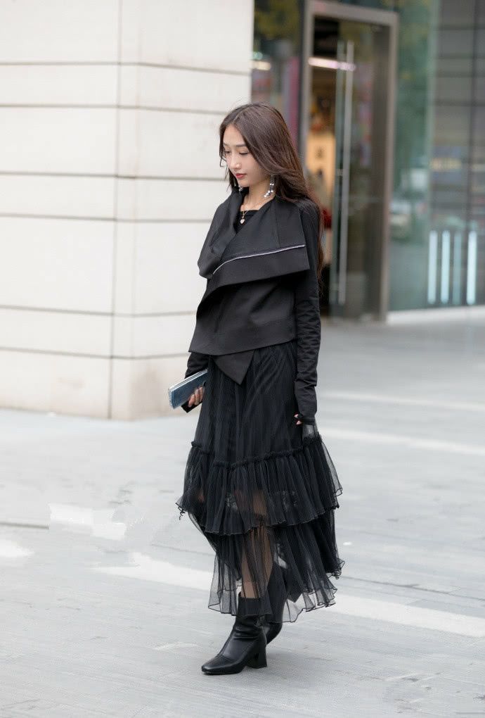 穿梭|街拍:潮流街区的时尚美女,在大街上来回穿梭,不亚于一场走秀