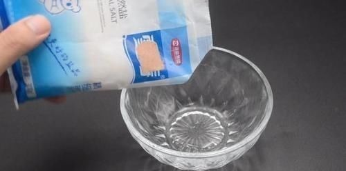 厨房玻璃有油污洗不干净教你一招,轻轻一擦油污全去除,真实用