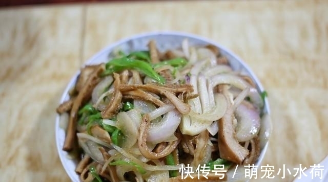 8个人的晚餐,一桌菜花费不到200元,网友:羡慕四线城市的生活