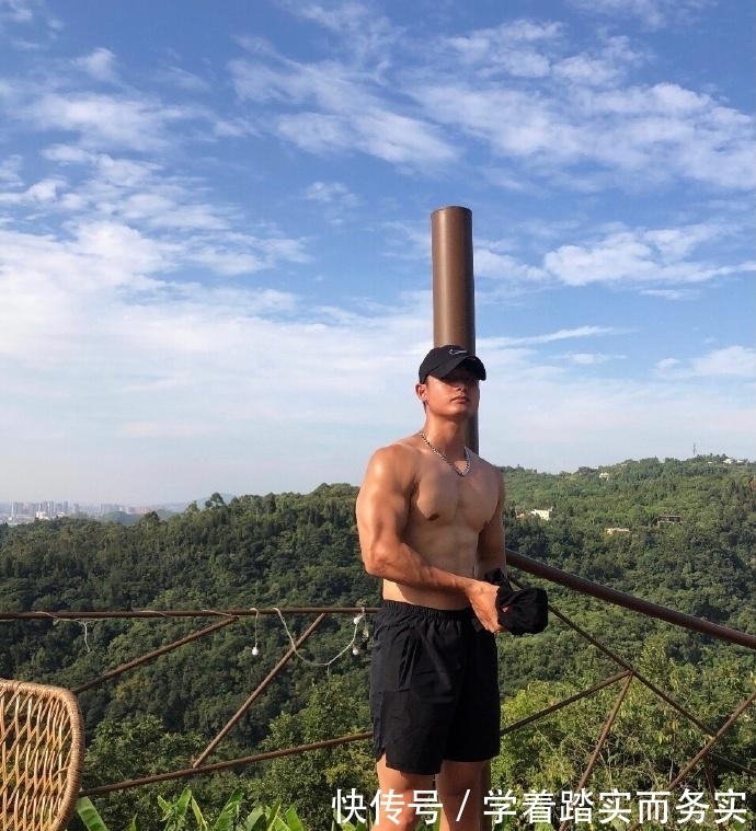 学霸|四川师范大学肌肉学霸,24岁健壮大长腿,这霸气麒麟臂胸肌也太可了!