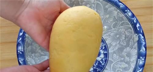 2.不要做得太大了，外边酥得直掉渣，吃着更香甜，真过瘾