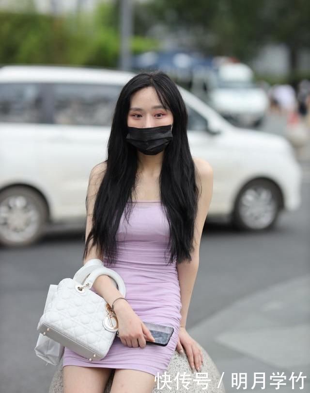 28岁“阿姨”的吊带裙,温婉又时尚,一年四季都能穿