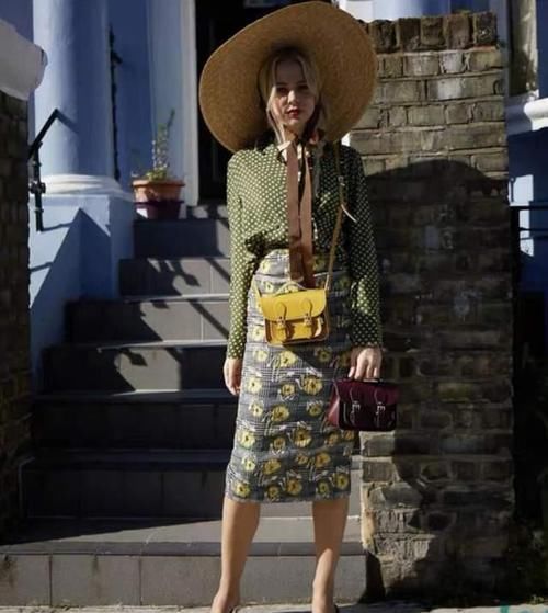 ?丢掉你的双肩包吧！今年流行“剑桥包”，时髦舒适又很能收纳