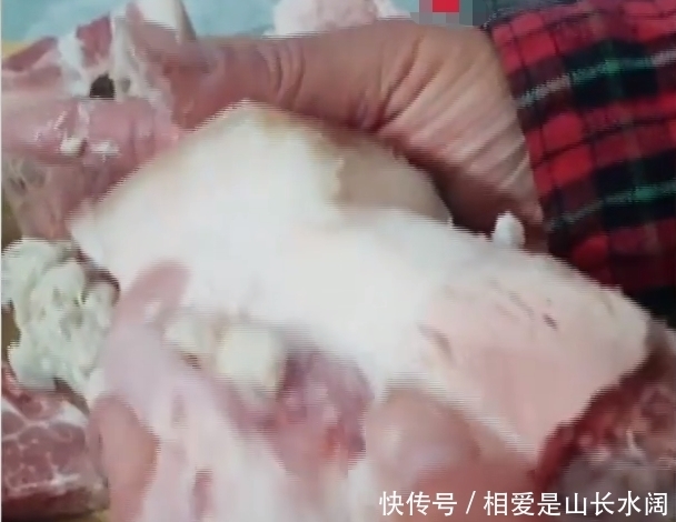 肉摊上买猪肉,回家一切流出白色膏体,女子直呼:这都是啥呀?