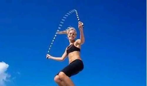 马甲线|跳绳是一种能锻炼出马甲线的运动，跳绳前注意这些事，有助于减肥