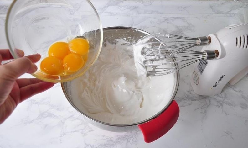 四个鸡蛋一碗面粉,做出妈妈爱吃的蜂蜜蛋糕,的确是小时候的味道