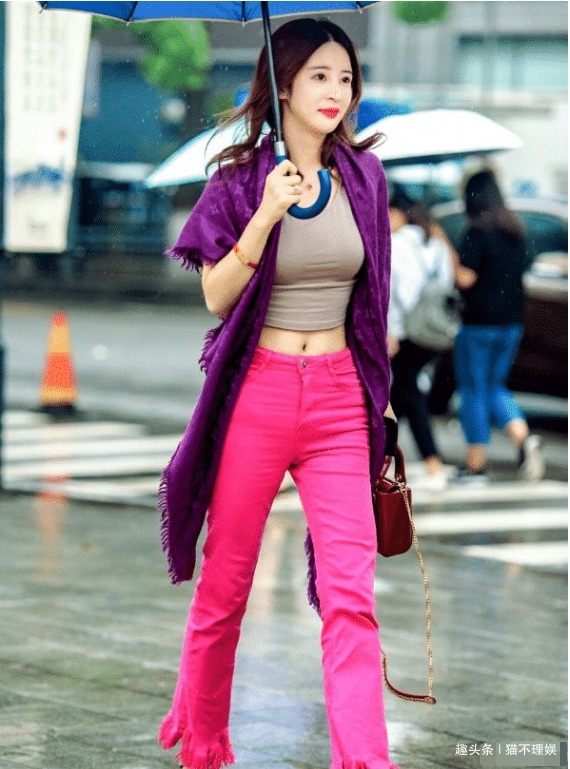 穿搭|贵妇一身艳丽穿搭,秒变“原宿风”,美丽动人