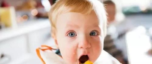 大宝|孩子多大年龄才能吃大人的饭菜?儿科医生:应该分年龄段喂养孩子