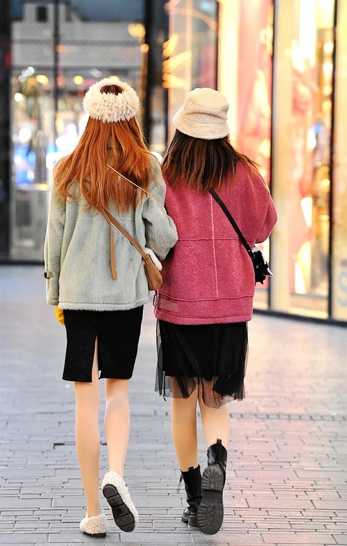 温暖|街拍:温暖又时尚的肉色丝袜美女