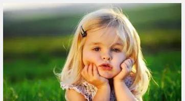 父亲|十岁女孩出去玩拍了几张照片,心理学家看到立马就联系女孩父亲!