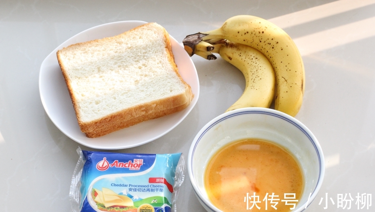 辛墨墨|剩吐司别丢掉,做成快手营养早餐,五分钟就上桌,咬一口还爆浆!
