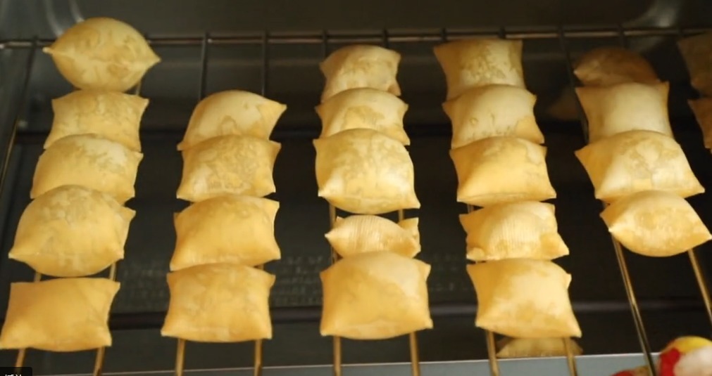 干豆腐又一个神奇的做法,只要放到盐水里泡一泡,个个鼓大泡