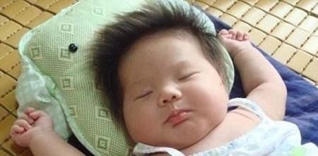 睡姿|宝宝为什么都喜欢“投降”式睡姿,知道这些原因,宝妈就偷着乐吧