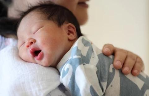 贝贝|父亲给儿子取名“翼风”,护士失误少写一笔,母亲:这个名字好