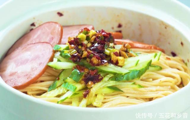 美味|挂面这样做太好吃,鲜辣爽口,荤素营养,6分钟上桌,解馋又美味