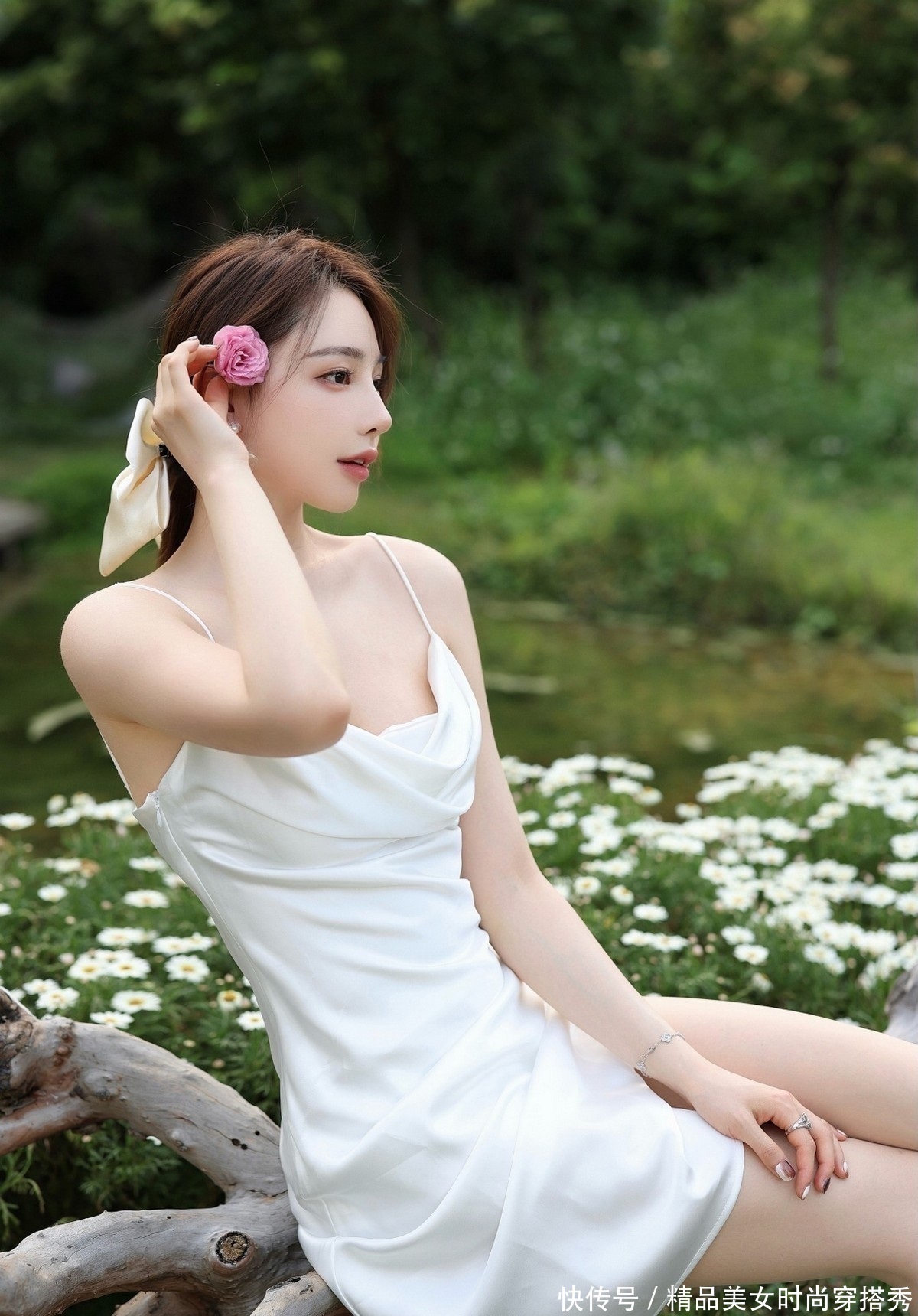 白色吊带裙|极简风的白色吊带裙简直不要太香了