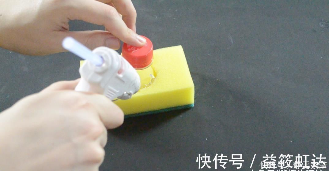 把塑料瓶粘在百洁布上, 放在厨房超实用, 解决了家家户户困扰的难题