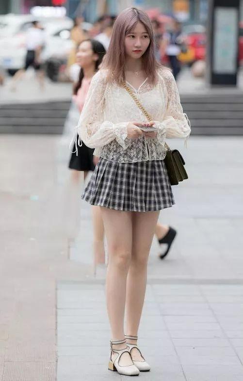 黑色|裸色针织衫搭配黑色短裤,外搭一件黑色小西服,干练立显