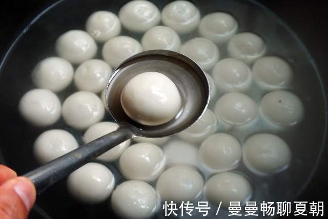 炸汤圆,不能直接下油锅,多做2步,汤圆金黄酥脆,不爆裂不露馅