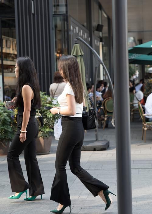 简洁的黑白配展现出她与众不同的美