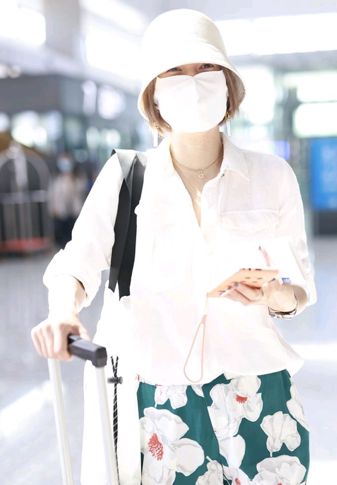 光泽感|马伊琍真是个“衬衫控”,白衬衫配印花阔腿裤简约清爽,减龄大气