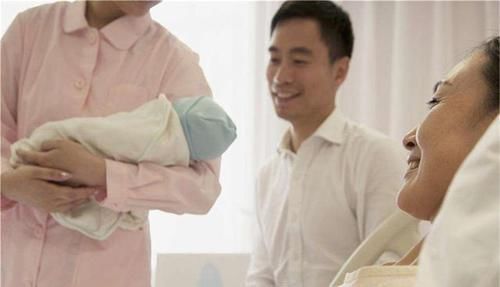 双胞胎|90后孕妈顺产三胞胎,缝合时大喊“还有一个”,把医生都逗笑了