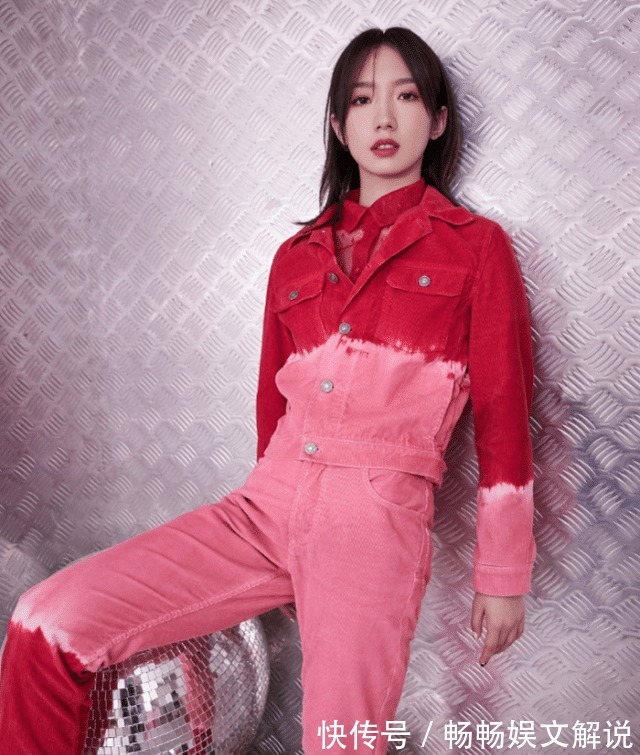 小蠻腰|孟美岐再戰(zhàn)金發(fā),杏色連衣褲又美又颯,時尚表現(xiàn)力太強(qiáng)!