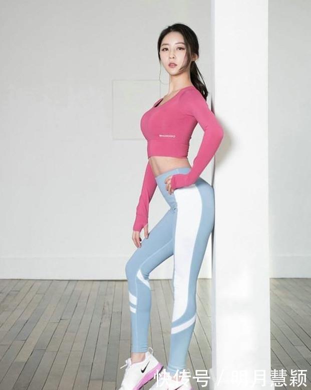 面目清秀的打底裤小姐姐,绽放柔情似水的气质