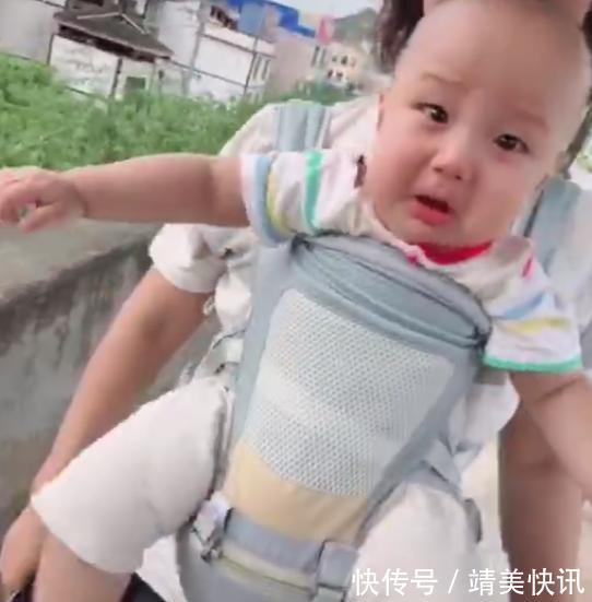 玩笑|妈妈回家路上遇到宝宝,假装不认识,宝宝委屈的小表情让人心疼