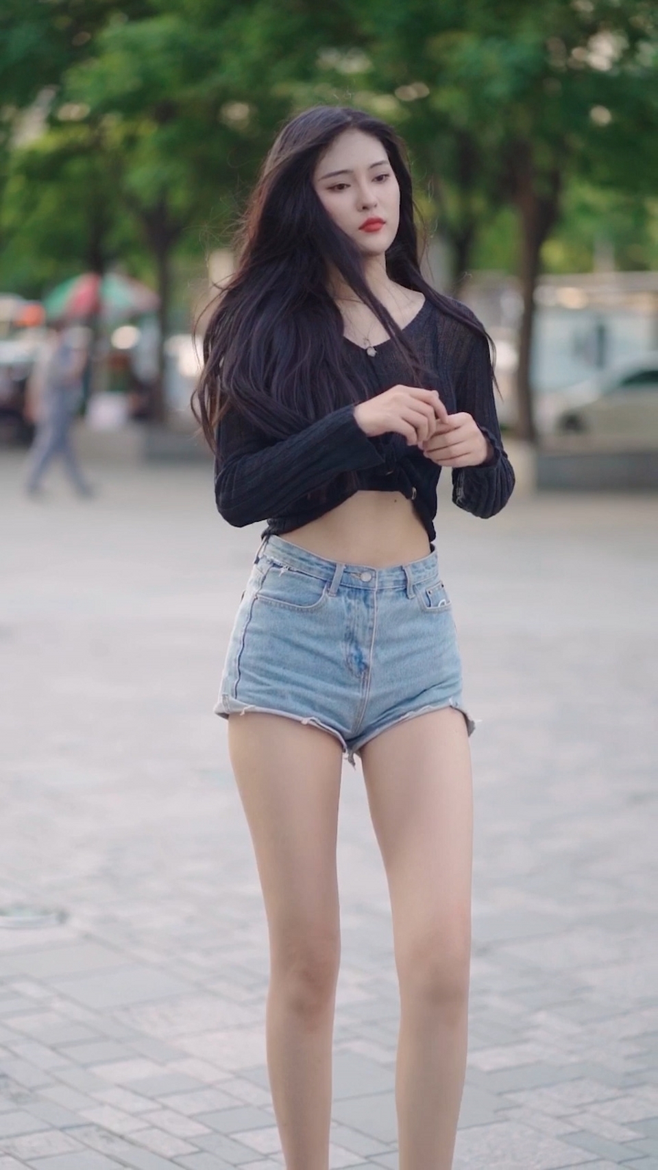 凉鞋|街拍，超短牛仔裤和绑带凉鞋的经典搭配，平添一抹独特的魅力