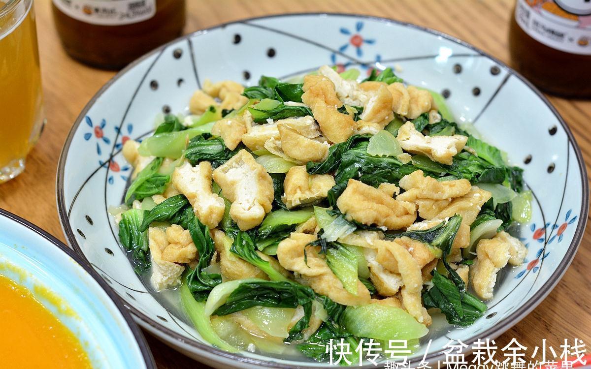 北京3口人的国庆节晚餐，2荤2素简单不单调，女主喝光一瓶啤酒