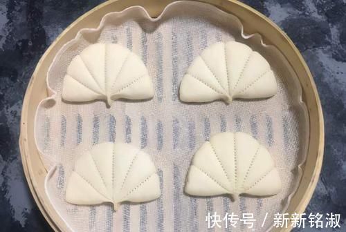 面粉别只会蒸馒头，试试这个做法，既是菜也是主食，解馋过瘾饱腹