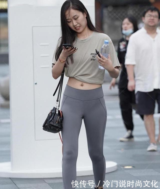 休闲 休闲T恤搭配紧身运动裤,舒适贴身,时尚大气!