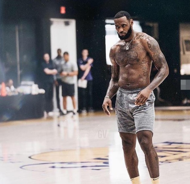 球星|为何说身体好的打橄榄球 身体差打NBA?看了这些照片 你就懂