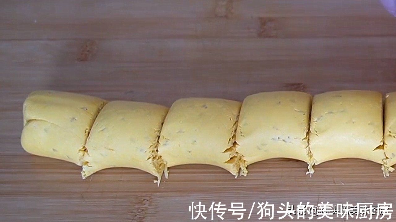 南瓜这样做太好吃了,不放一滴水,香甜软糯不粘牙,孩子抢着吃