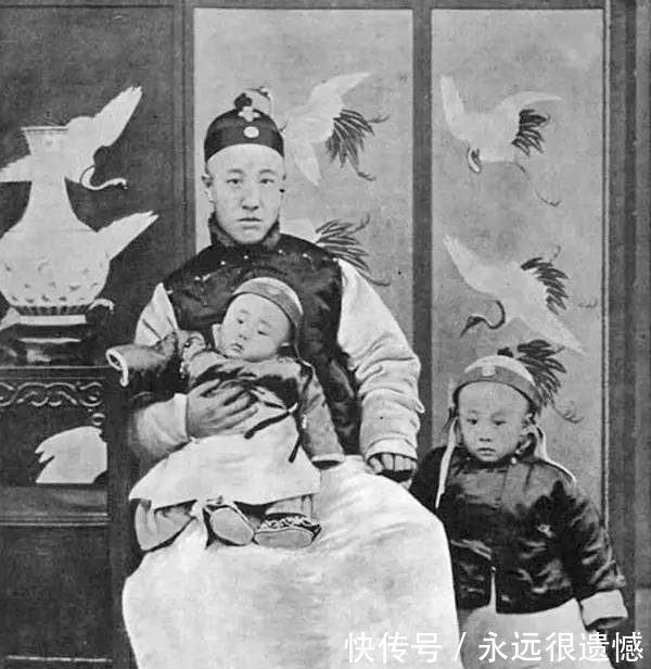 婉容|末代皇帝溥仪一家私房照:图5是末代皇后婉容在吹箫