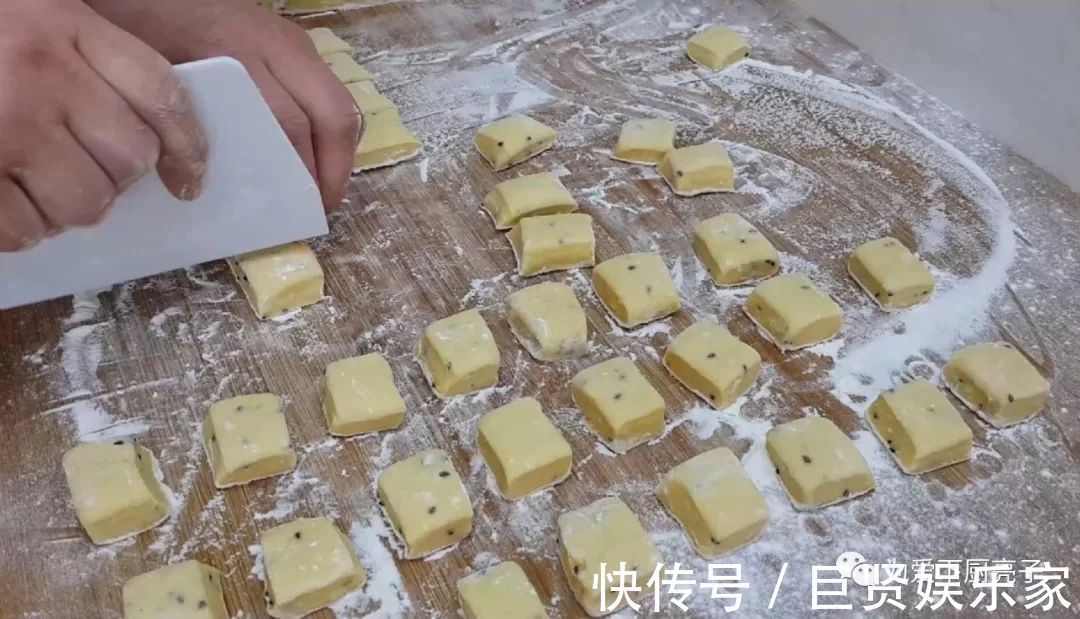1斤面粉，4个鸡蛋，锅里炒一炒，教你做创意小零食，比麻花都好吃