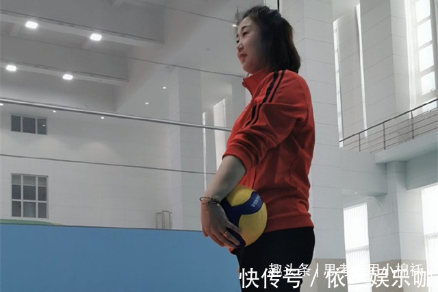张娜|女排奥运冠军帅气出镜!合影郎平英姿飒爽,身前中国字样格外醒目