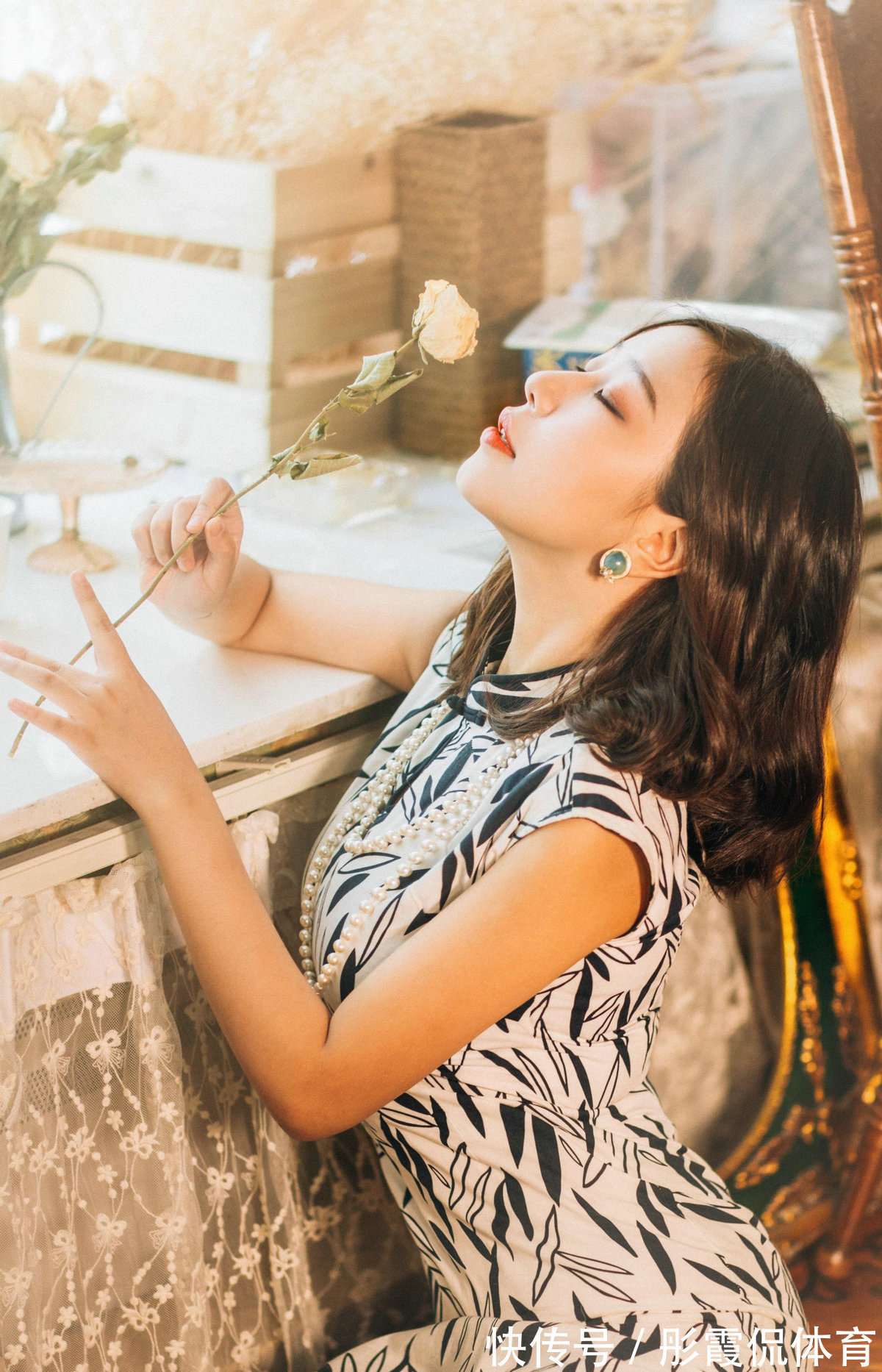 修身 修身的连衣裙展现高挑的身材,开叉的设计个性时尚,非常好看