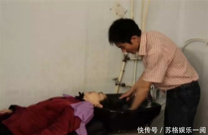 患病|当年睡猪圈、捡垃圾、背着患病母亲求学的孩子,如今变成什么样了