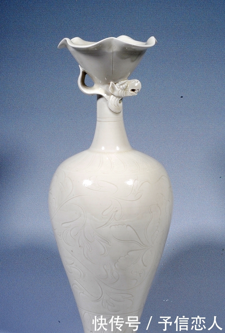 五代定窑刻缠枝牡丹纹凤首瓶