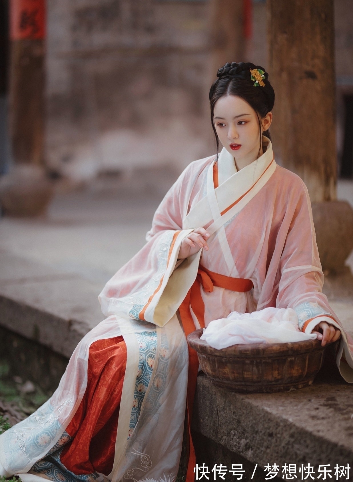 七绝|诗·十首丨奢香琢玉遣思念,故裹尘埃急雨弦