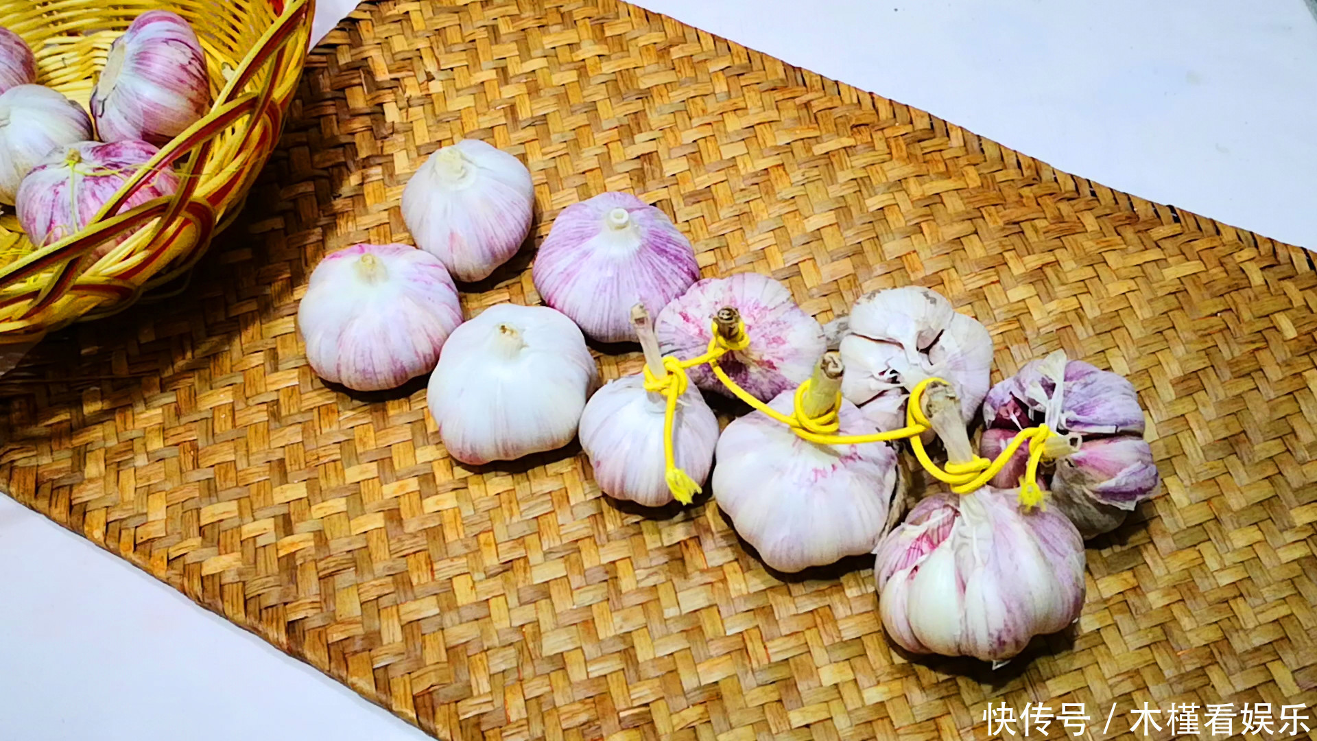 保存起来|夏天大蒜便宜,一次买10斤,这样保存起来,放多久都不干瘪不发芽