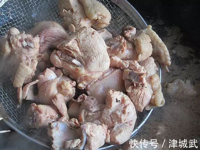 鸡汤|秋冬进补,多给家人喝这款汤,补血益气,营养极高,女性要多喝