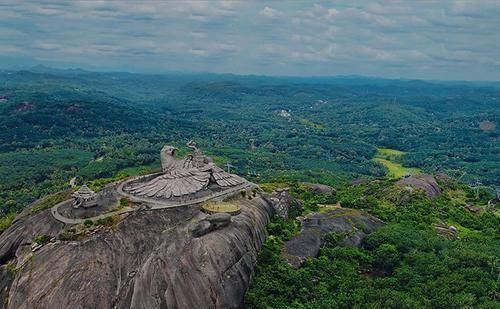 公尺|用10年完成朝天巨鹰引各国游客朝圣61公尺成世界最大鸟类雕塑