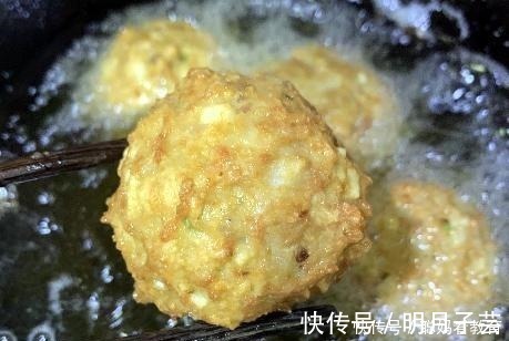 搅拌均匀|红烧狮子头家常做法，别只会小火炸，掌握技巧，丸子不松散还不腥